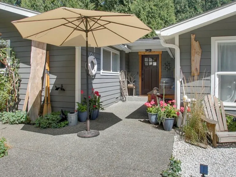 7075 NE Bay Hill Rd — Photo 9