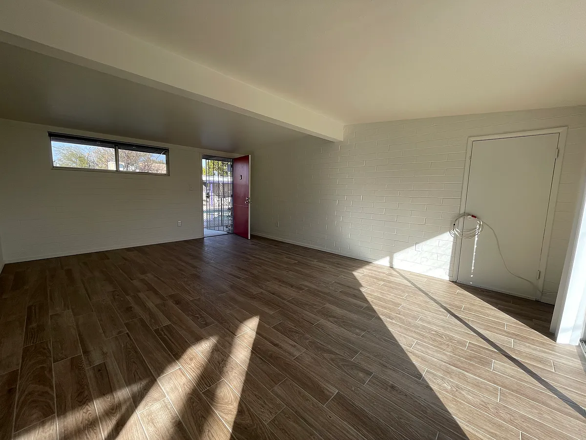 Front Entry - 1508 E Adelaide Dr #11