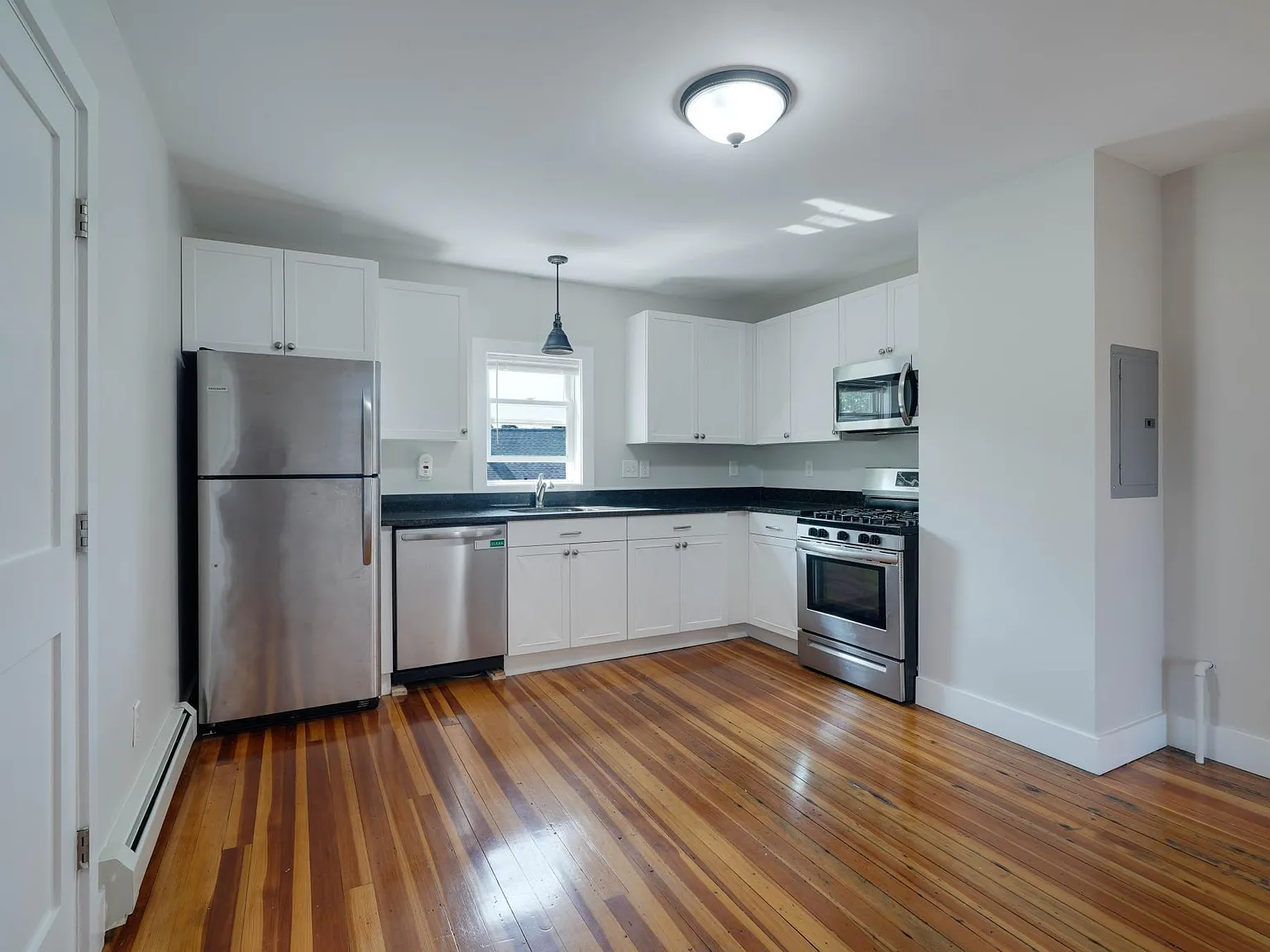 3 bed, 1.0 bath, 1326 sqft, $2,300 — Photo 4