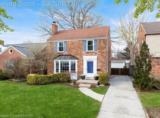 1922 Norwood Dr, Grosse Pointe Woods, MI 48236