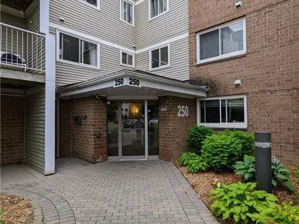 250 Brittany Dr #211, Ottawa, ON K1K 4M1