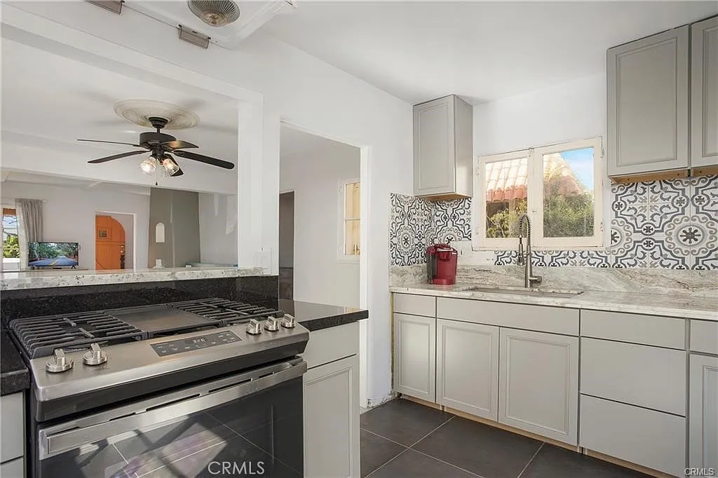2 bed, 899 sqft, $4,950 — Photo 2