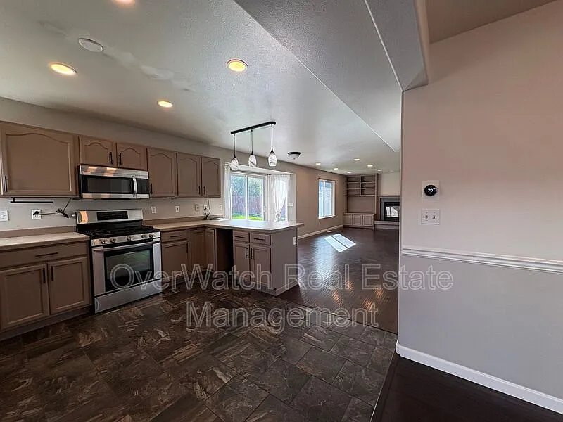4 bed, 2.5 bath, 2073 sqft, $3,700 — Photo 4