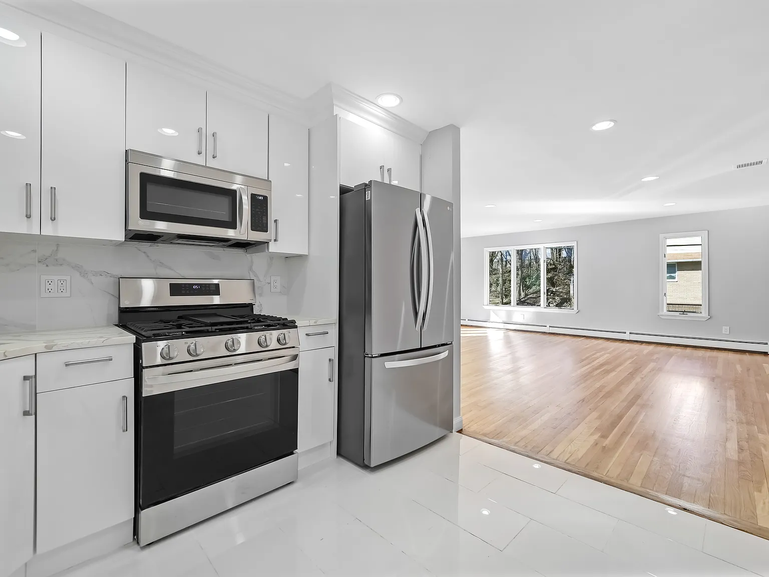 3 bed, 2.5 bath, 2800 sqft, $4,195 — Photo 3