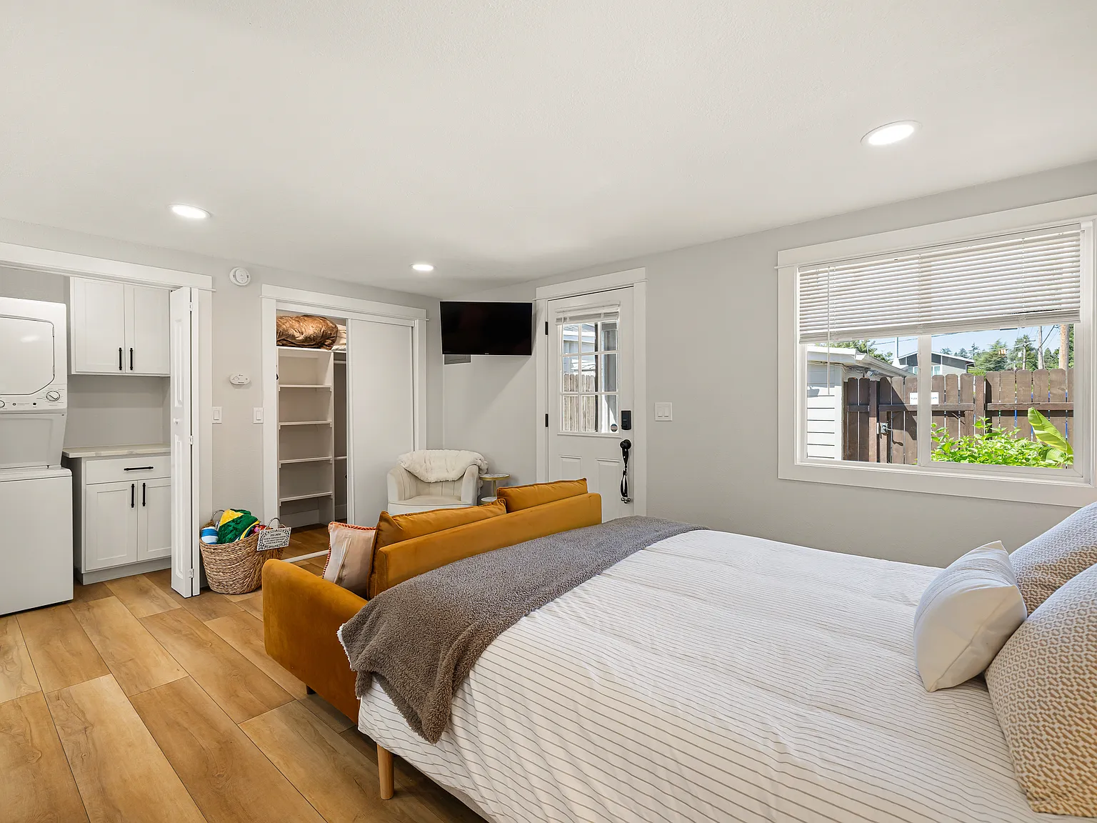 Studio, 350 sqft, $1,990 — Photo 4