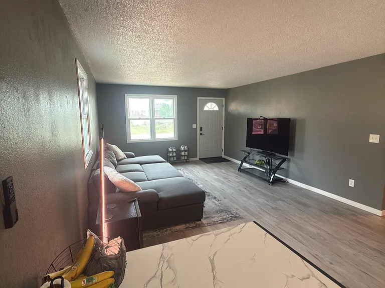 801 W Saint Anthony Ave — Photo 8