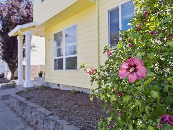 2nd image of 644 SE Myrtlewood Pl
