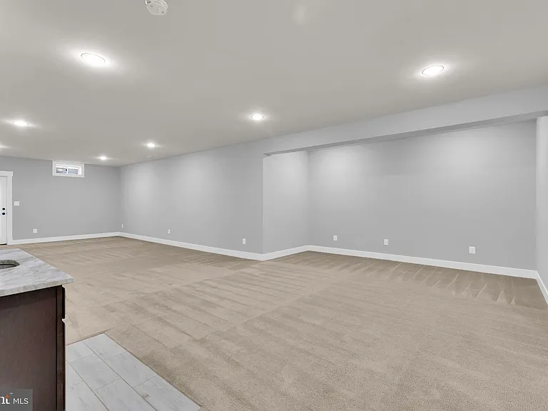 2233 N Underwood St — Photo 47