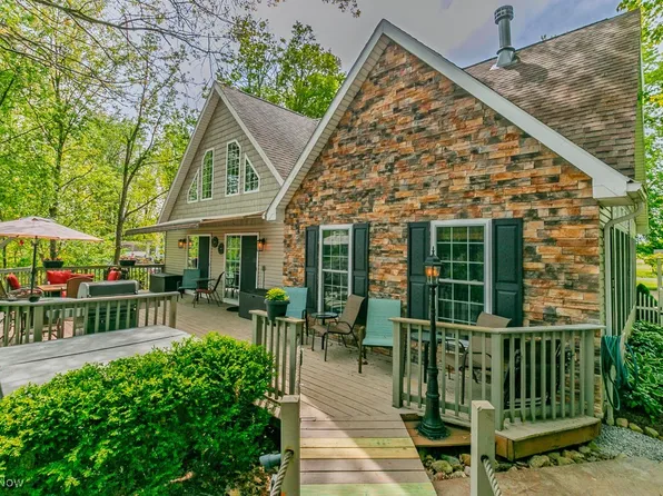 1055 Lode Star Dr, Roaming Shores, OH 44085