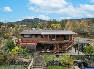 33781 Mount Tom Dr, Harrisburg, OR 97446