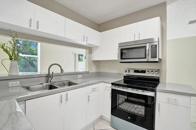 10581 NW 57th Ct — Photo 7
