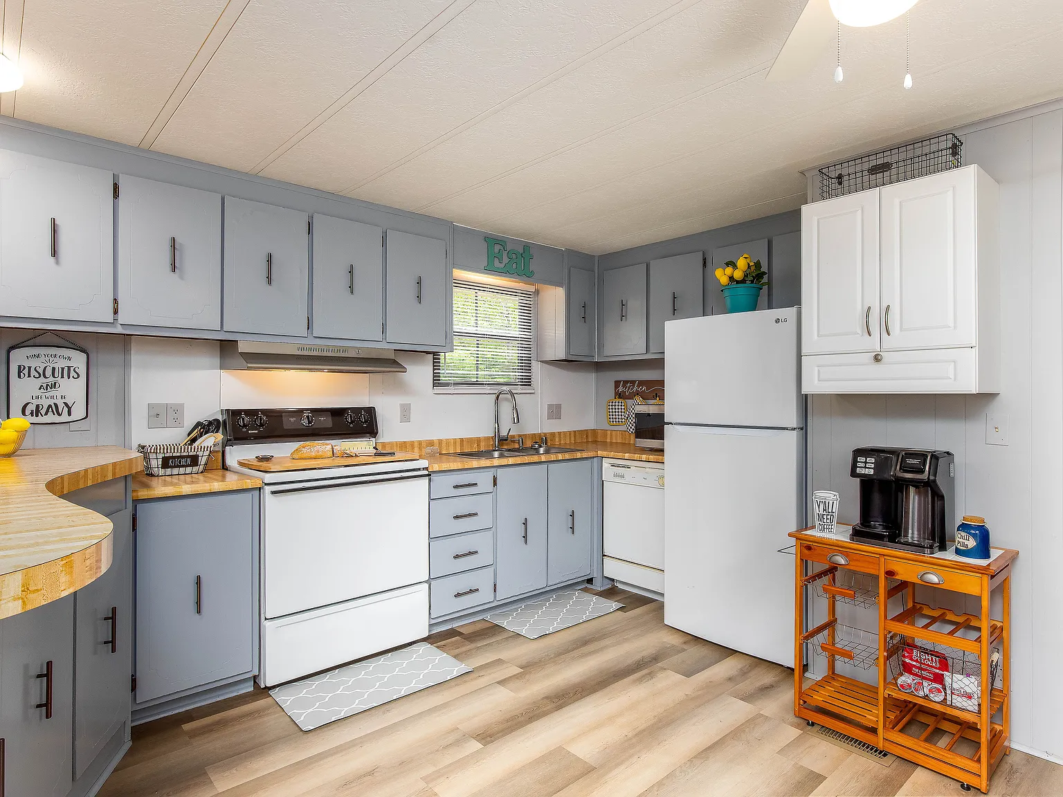 2 bed, 2.0 bath, 900 sqft, $2,600 — Photo 3