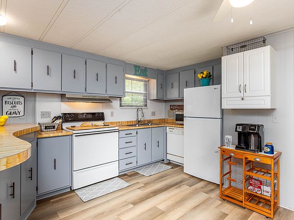 coffee bar & dishwasher