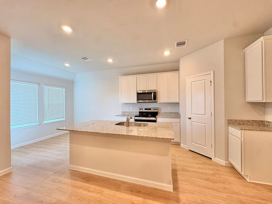 3 bed, 2.0 bath, 1263 sqft, $2,100 — Photo 3