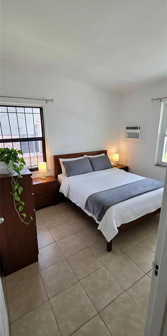 3 bed, 1.0 bath, $2,900 — Photo 3
