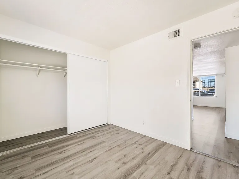 5303 Del Gado Dr — Photo 15