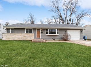 16352 W Arlington Dr, Libertyville, IL 60048