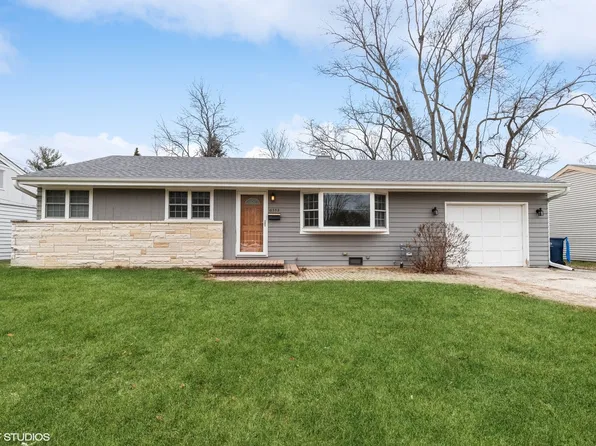 16352 W Arlington Dr, Libertyville, IL 60048