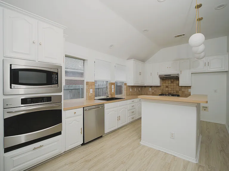 2708 Comanche Trl — Photo 21