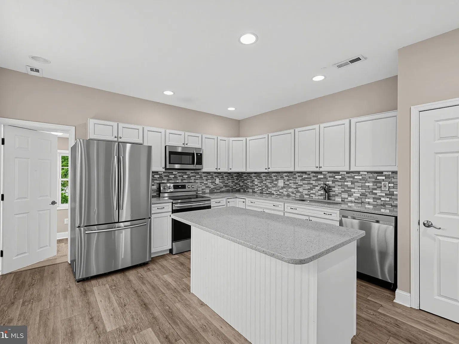 3 bed, 1.5 bath, 1456 sqft, $3,300 — Photo 3