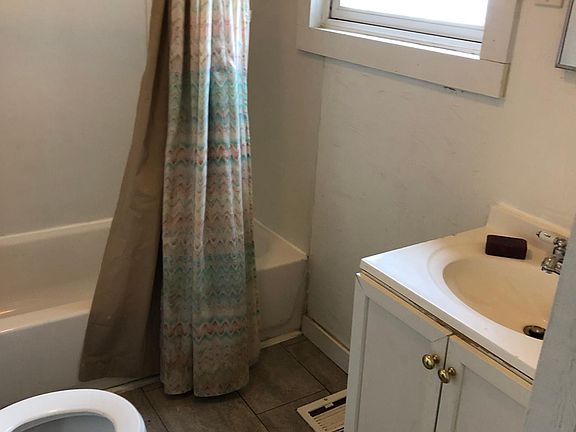 4th image of 403 Stanton St