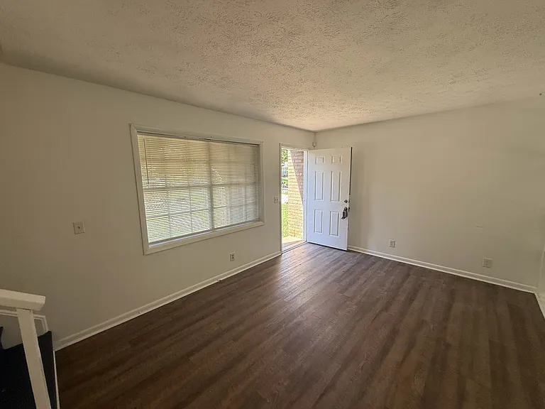 1071 Laurel Ln NW — Photo 12