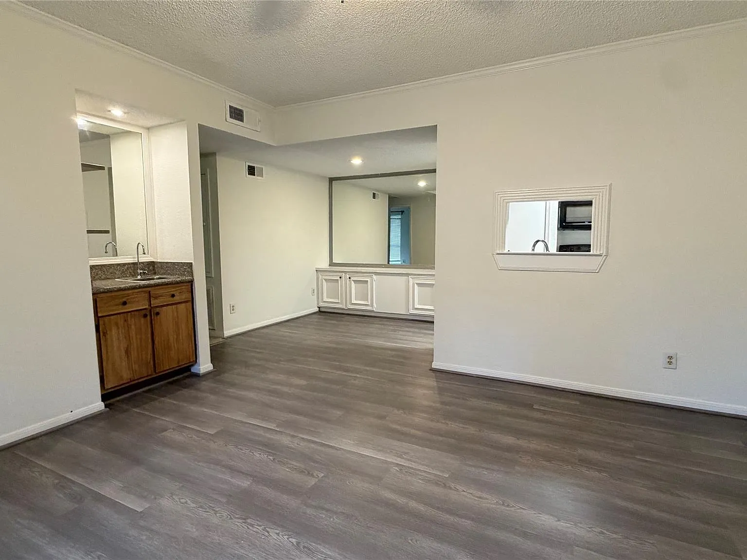 2 bed, 1.0 bath, 909 sqft, $1,300 — Photo 4