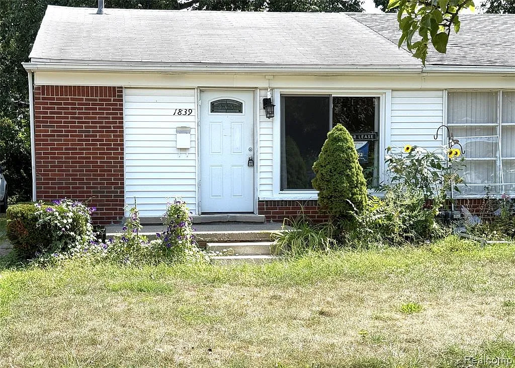 2 bed, 1.0 bath, 656 sqft, $1,200 — Photo 1