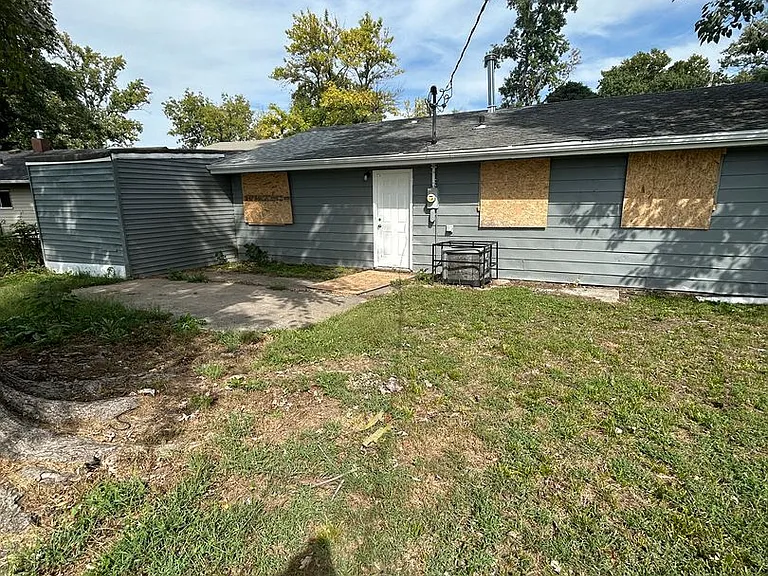 1706 Andrews Dr — Photo 3