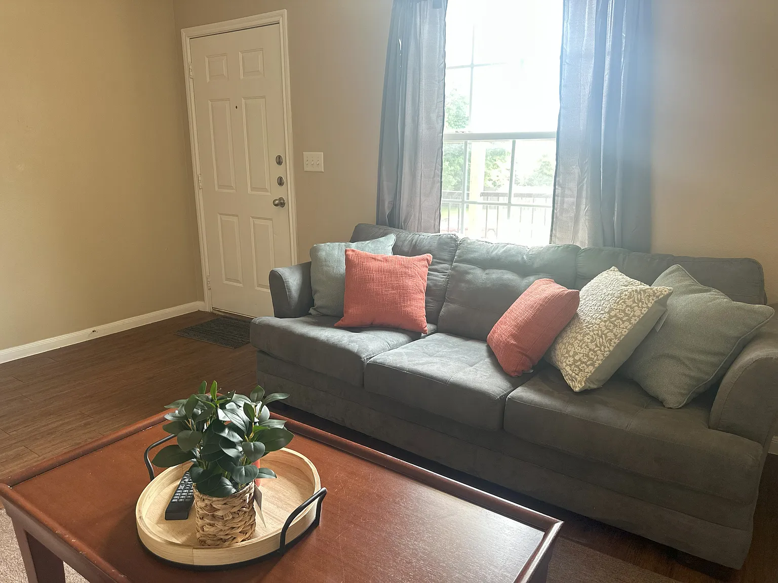 2 bed, 850 sqft, $1,595 — Photo 1
