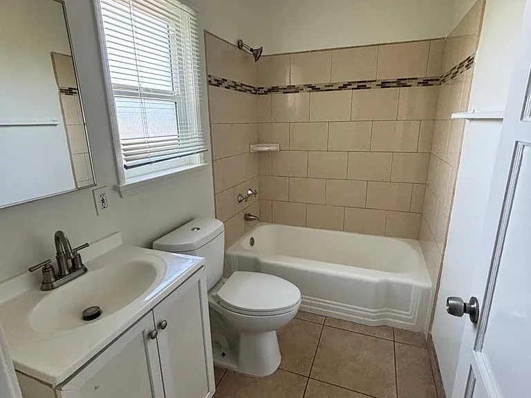 1000-1050 E San Antonio Dr — Photo 26