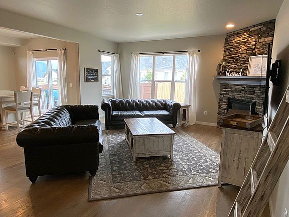 Family Room w/gas fireplace