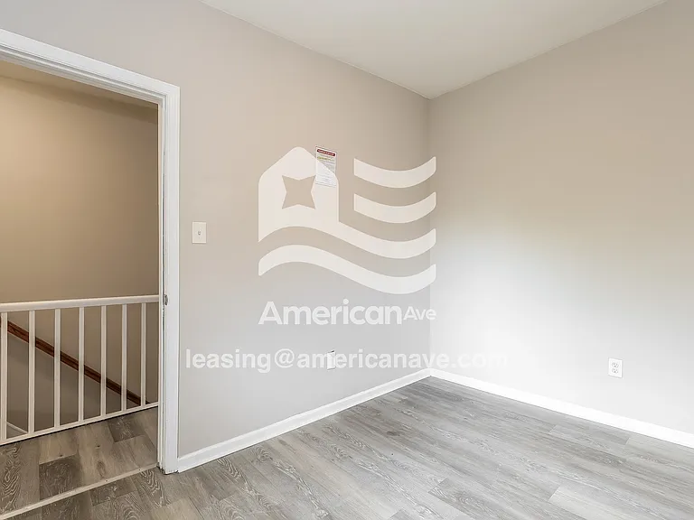 1373543_012_bedroom_11.jpg