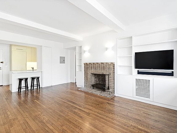 3rd image of 61 W 9th St APT 10E