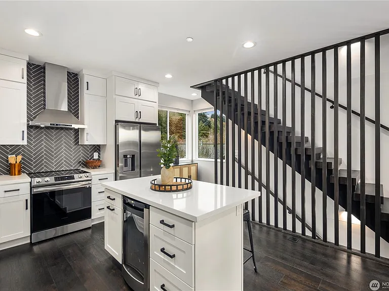 4018 Beach Dr SW — Photo 5