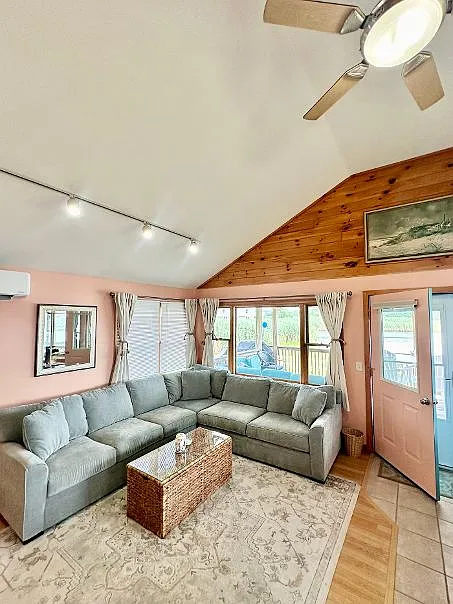 2 bed, 1000 sqft, $2,200 — Photo 2