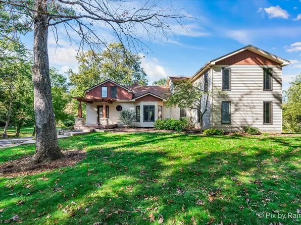 322 W Dowell Rd, McHenry, IL 60051