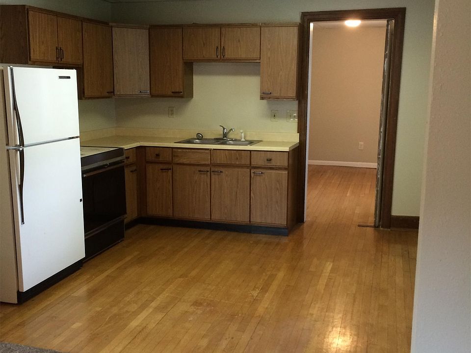 1st image of 1110 College St N APT 3
