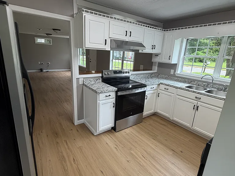 604 Strauss St — Photo 3