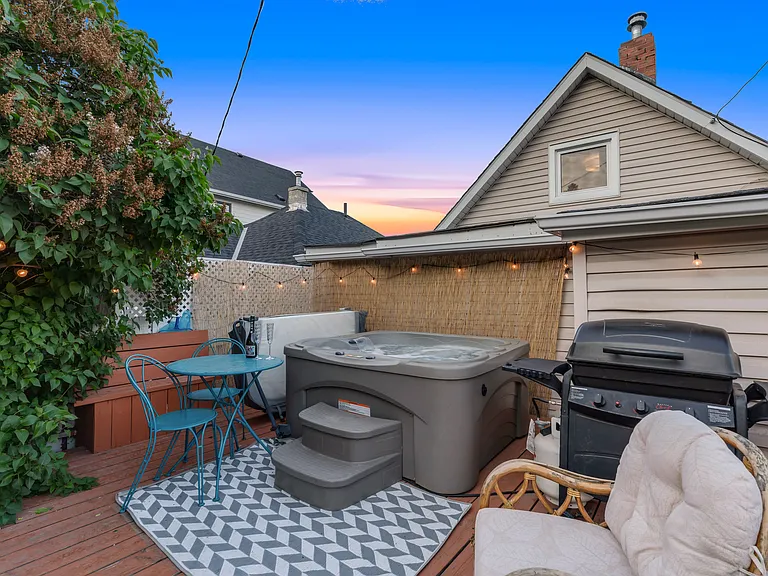 1147 E 8th St SE — Photo 35
