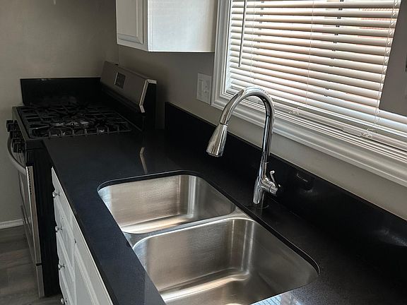 5th image of 15335 Woodruff Pl