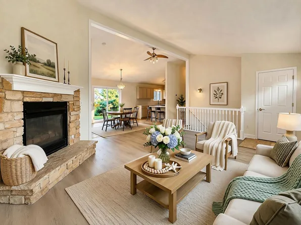 N7816 Maple Ridge Rd, Oconomowoc, WI 53066