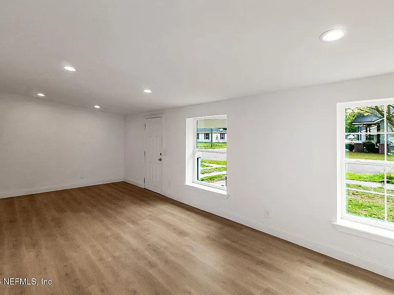 1422 Stafford St — Photo 6