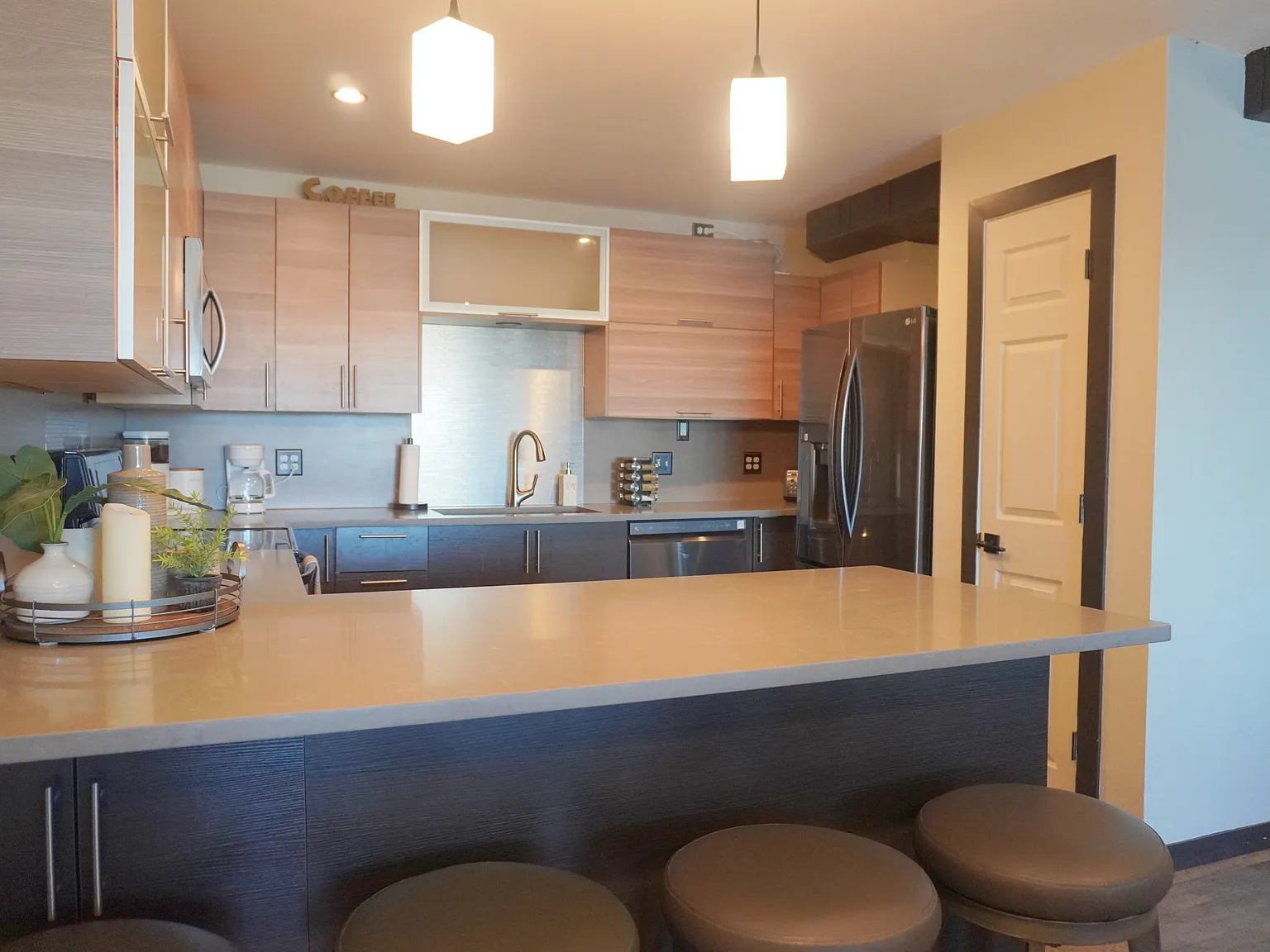 3 bed, 2.5 bath, 1537 sqft, $2,400 — Photo 2