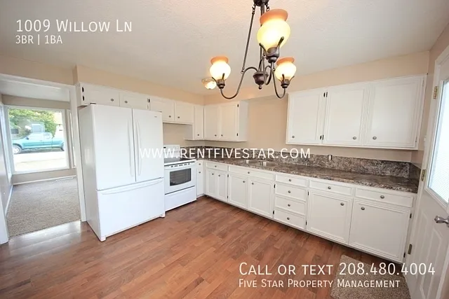 1009 Willow Ln — Photo 5