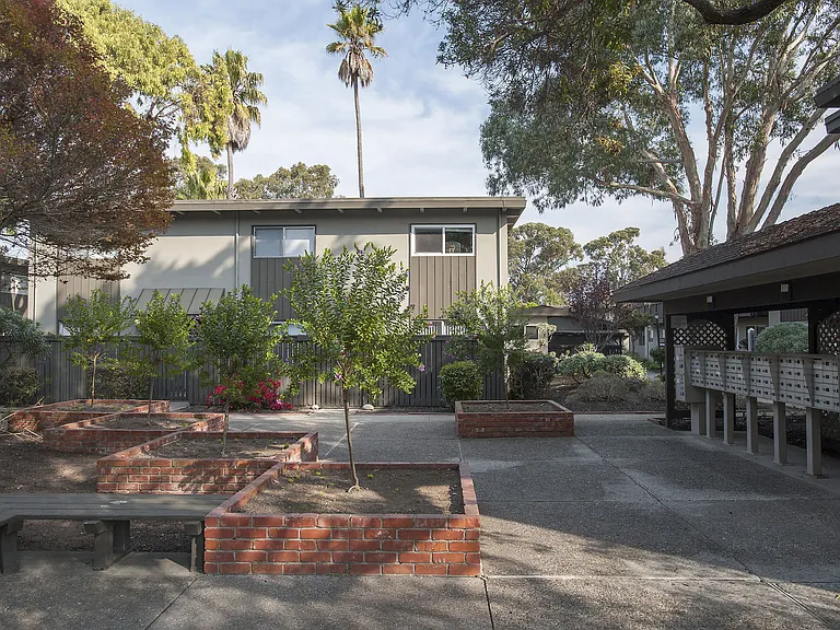 Monterey Townhouse — Photo 34