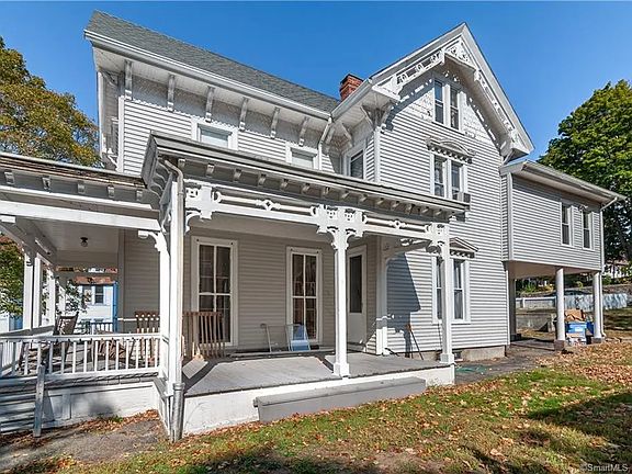 Side entrance primarily used. Access to front/main entrance also can be used.