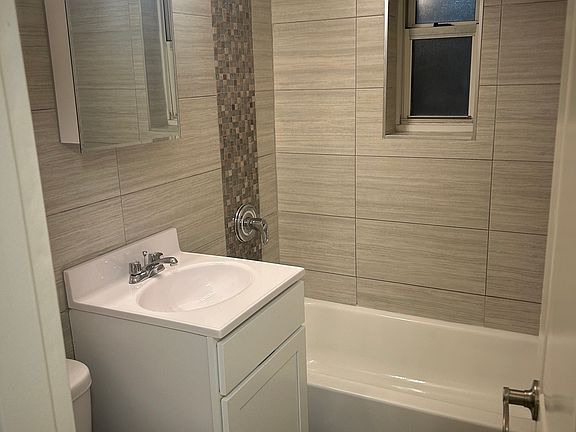 4th image of 14 Arlo Rd APT 1A