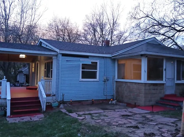39 Crescent Dr, Pontiac, MI 48342