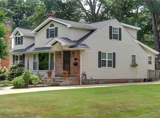 450 Lake Forest Dr, Bay Village, OH